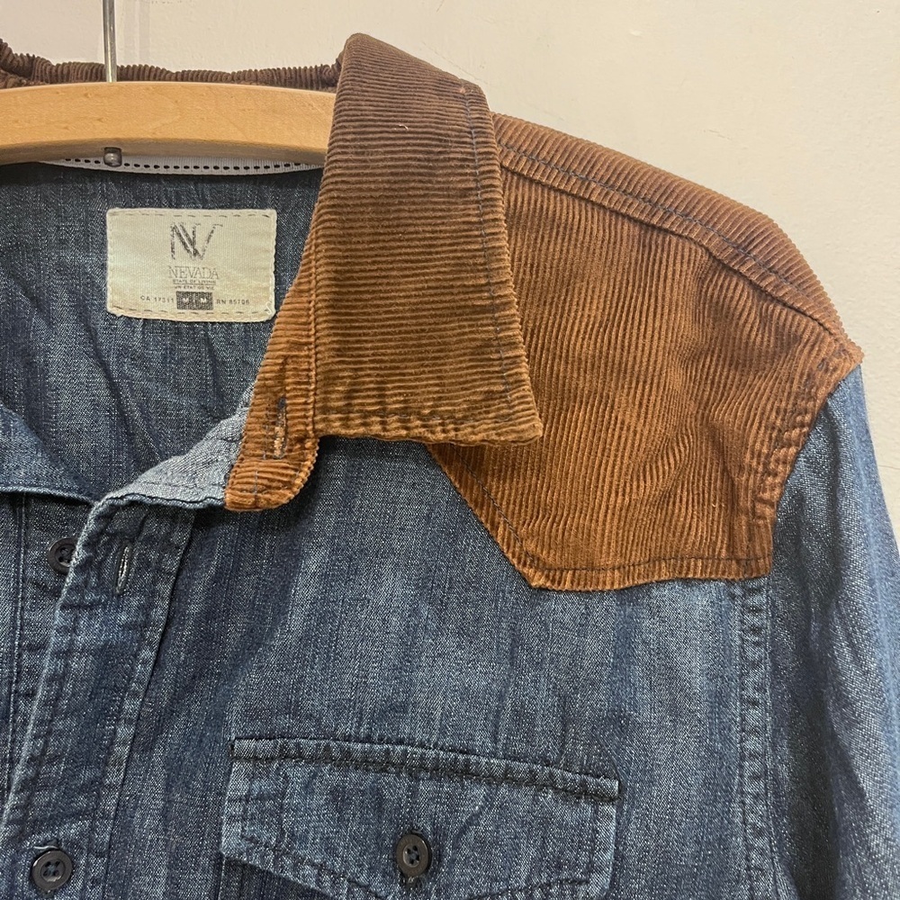Button Denim Shirt
Western Brown corduroy Long SleeveShoulder patches medium - Picture 4 of 7